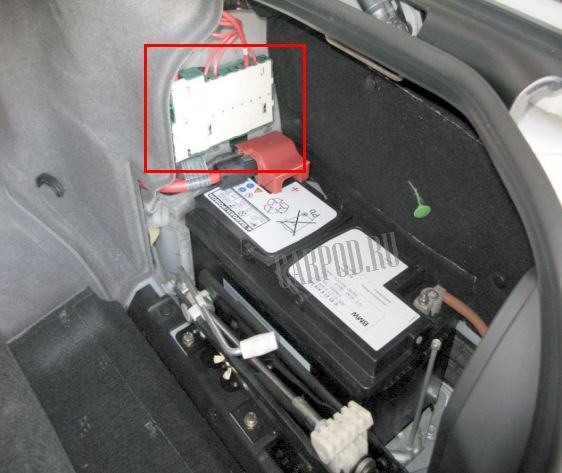 Местонахождение силовой платы с предохранителей в багажном отсеке автомобиля